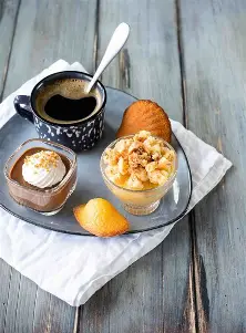 Café gourmand accompagné de douceurs maison et d’une madeleine